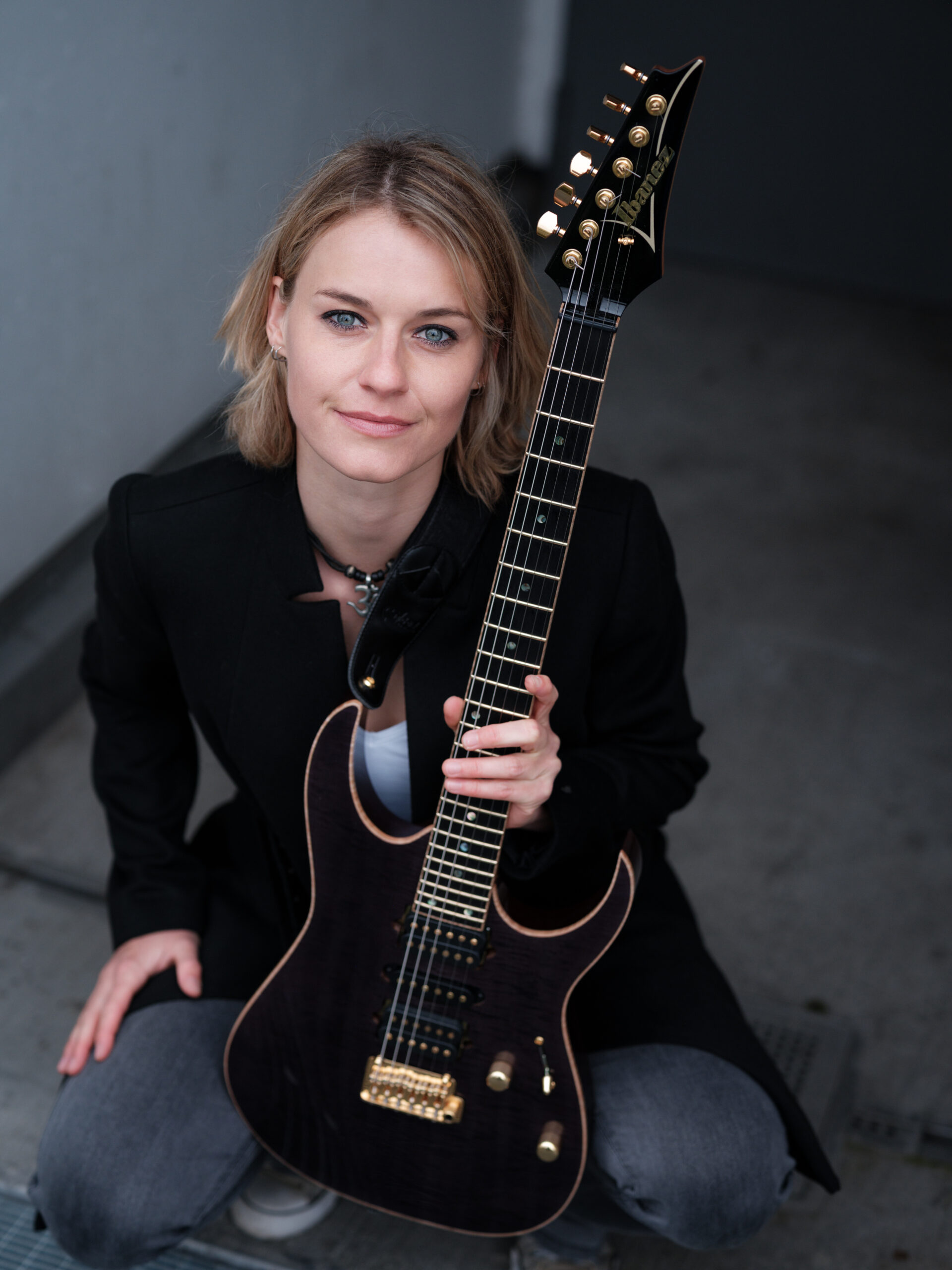Yasi Hofer